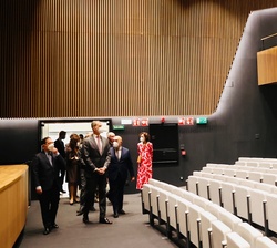 Su Majestad el Rey en el auditorio del MAEC